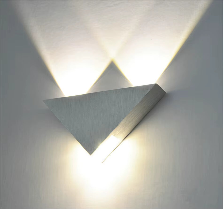 Aplica de Perete LED Modernă 3W – Corp din Aluminiu, Design Triunghiular, Lumină Decorativă pentru Dormitor, Baie sau Hol