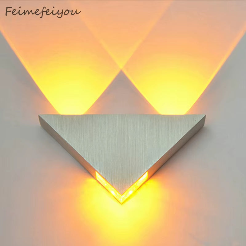 Aplica de Perete LED Modernă 3W – Corp din Aluminiu, Design Triunghiular, Lumină Decorativă pentru Dormitor, Baie sau Hol