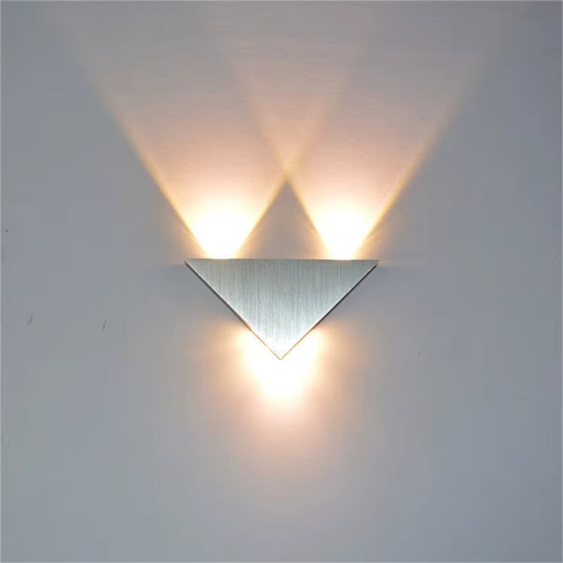 Aplica de Perete LED Modernă 3W – Corp din Aluminiu, Design Triunghiular, Lumină Decorativă pentru Dormitor, Baie sau Hol