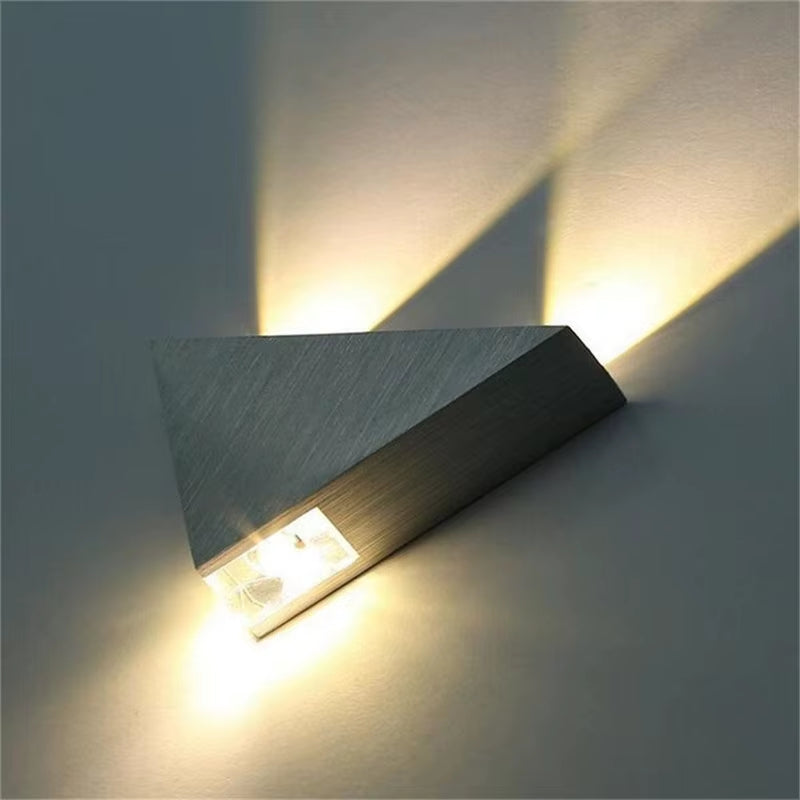 Aplica de Perete LED Modernă 3W – Corp din Aluminiu, Design Triunghiular, Lumină Decorativă pentru Dormitor, Baie sau Hol