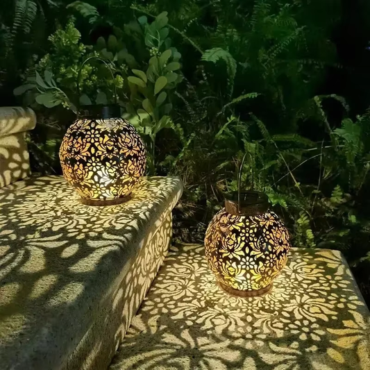 Lampă Solară LED de Grădină – Felinar Suspendat cu Proiecție Artistică, Fier Forjat, Rezistent la Apă, Decor Exterior pentru Curte și Terasă